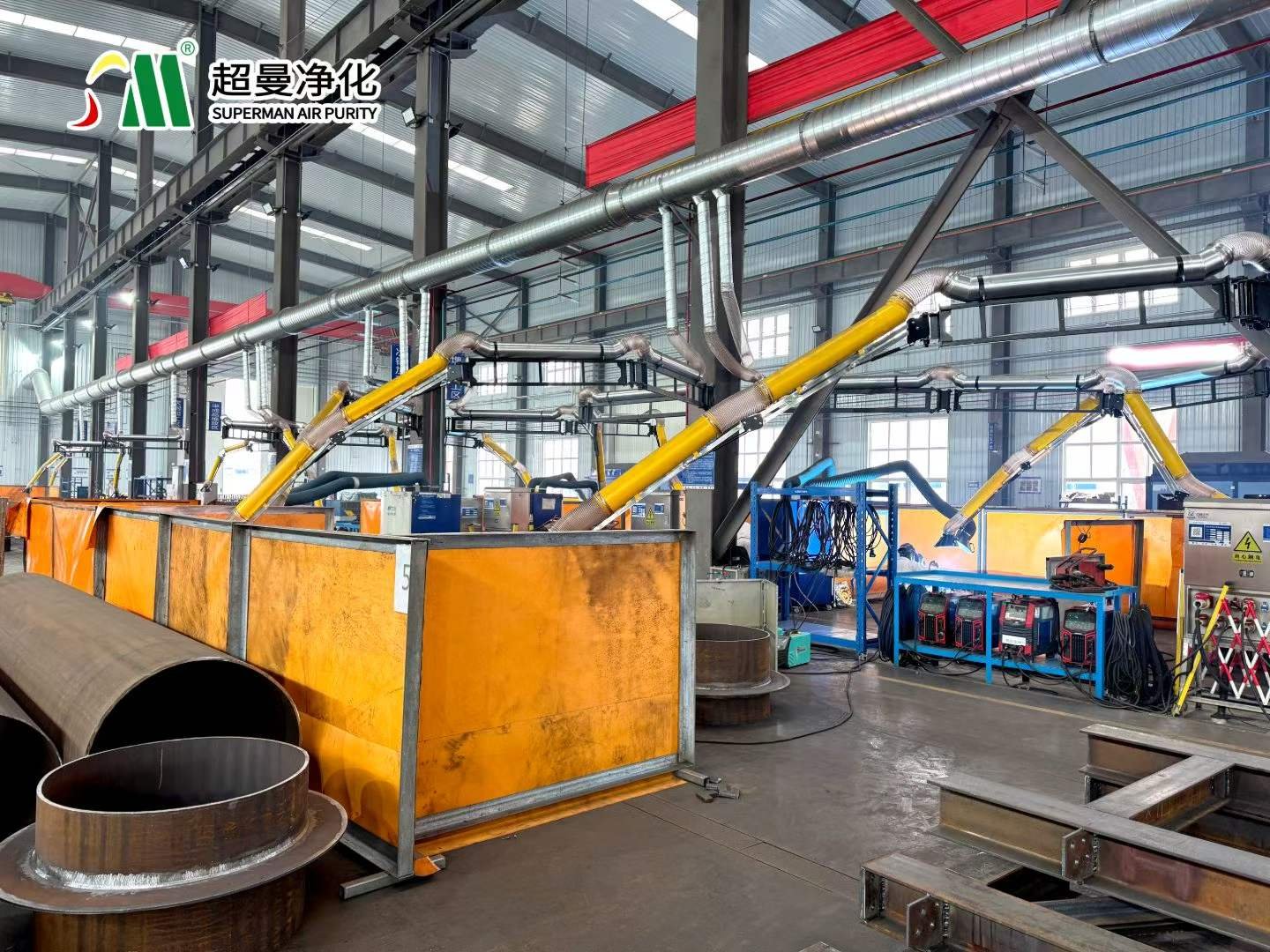 Multi-station welding workshop with extraction arms